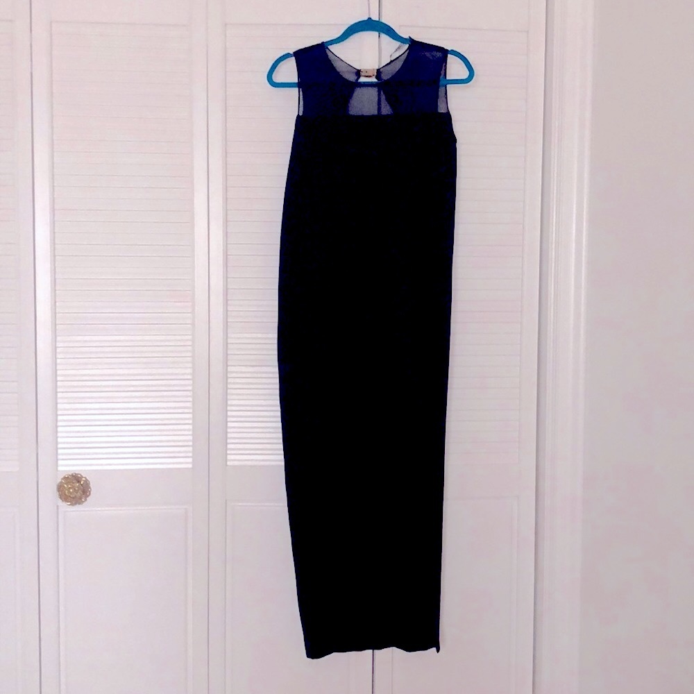 Classic black dress w a twist XS